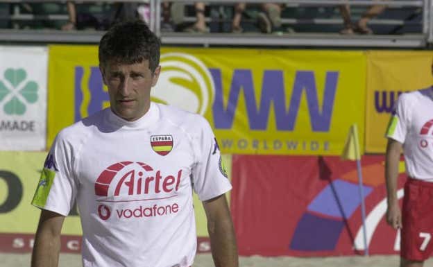 Quique Setién, jugando al fútbol playa con España.  Fernando González.