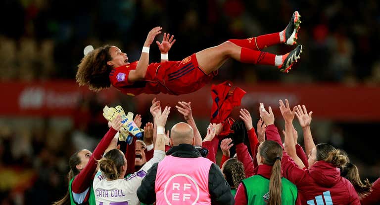 Vicky López siendo manteada tras el partido.