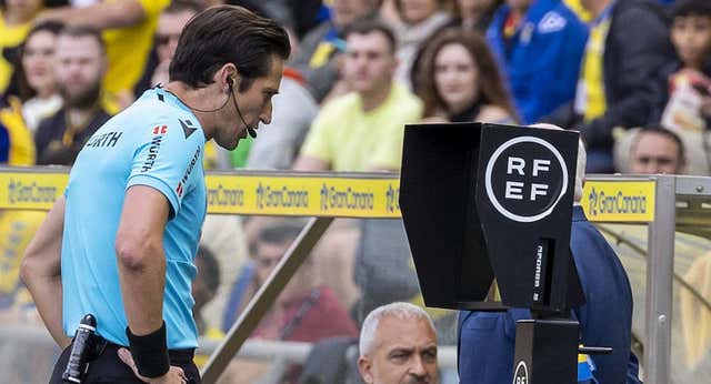 La polémica del VAR en el Las Palmas – Osasuna: «El contacto lo veo insuficiente»