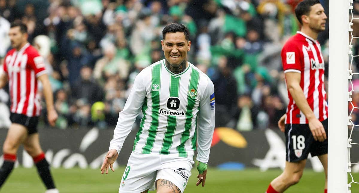 Chimy Ávila ceebra su primer gol con el Betis./EFE