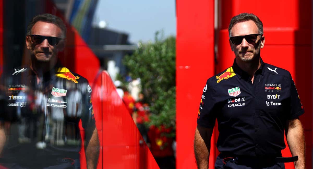 Christian Horner camina por el paddock en el circuito de Paul Ricard, en el año 2022