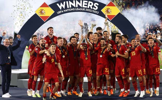 La selección masculina celebra el título de la Nations League.  EFE