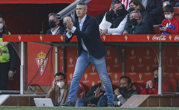 Pep Martí anima a sus jugadores durante un partido con el Sporting de Gijón.  Diario Vasco
