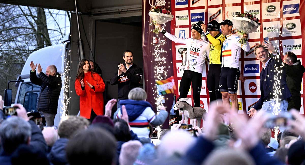 Van Aert comparte el podio de la Kuurne-Bruselas-Kuurne junto a Tim Wellens y Oier Lazkano./AFP