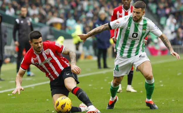 Yuri, junto a Aitor Ruibal, que también se retiró tocado. EFE