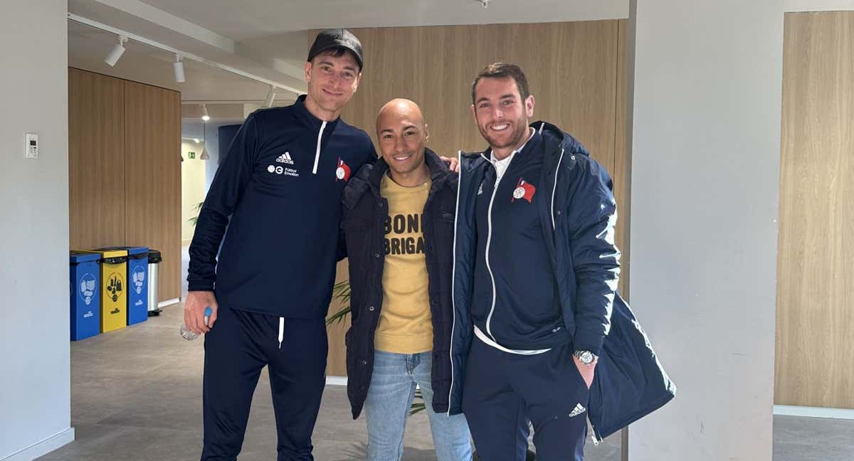 Amorebieta, Rony Beard, de la federación dominicana, e Ibai Gómez.