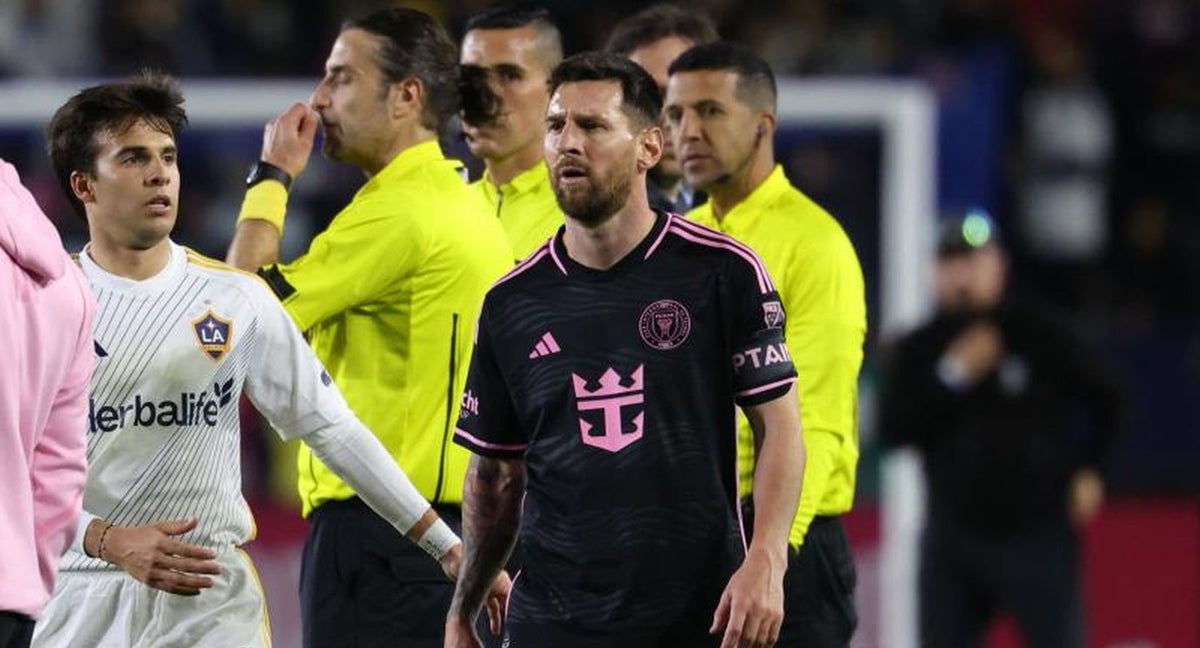 Riqui Puig intenta saludar a Messi al final del partido entre Los Angeles Galaxy e Inter Miami.