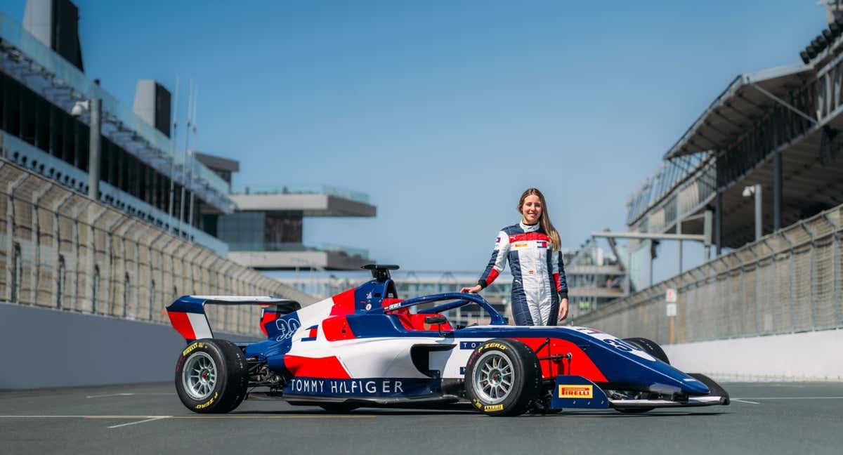 Nerea Martí posa en Montmeló con su monoplaza para la F1 Academy 2024.