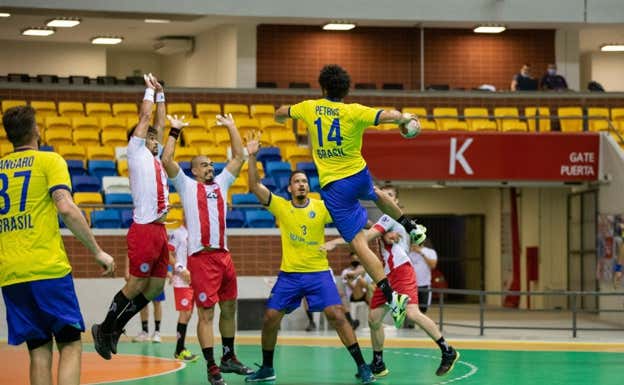 Petrus, jugando con Brasil.  @CBHb1