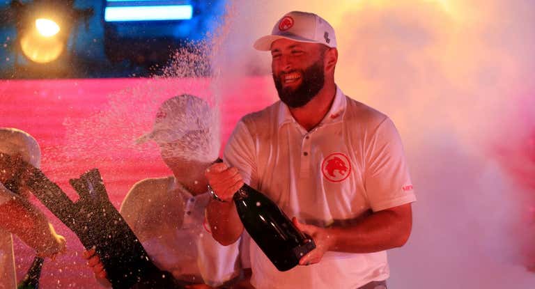 Jon Rahm, celebra el triunfo de su equipo en un torneo del LIV Golf.