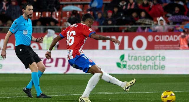 El Girona baila bajo la lluvia y recupera la segunda plaza ante un Rayo que sigue sin ganar