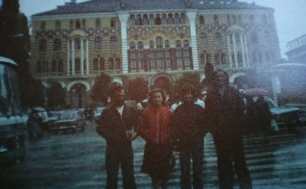 Xabier Almandoz, a la izquierda, en Sofia en 1981.  Relevo