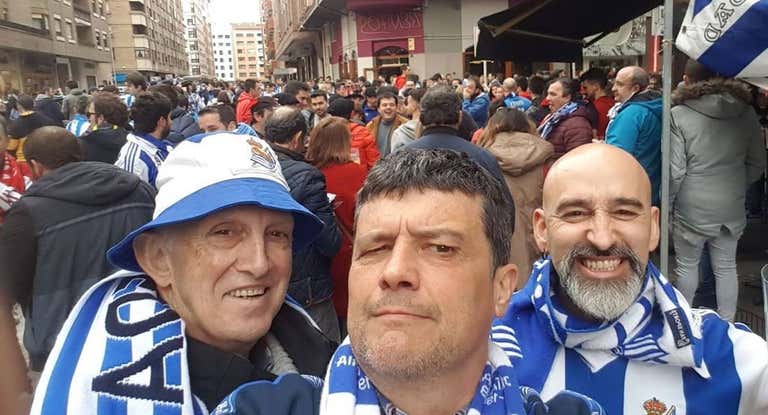 Xabier Almandoz, a la izquierda, viviendo la previa de la semifinal de hace cuatro años en Miranda.