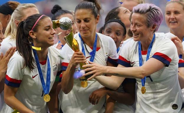 Morgan, Lloyd y Rapinoe levantando la copa del mundo.  USWNT