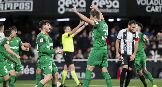 El Elche vuela hacia el ascenso tras el aviso de Beccacece