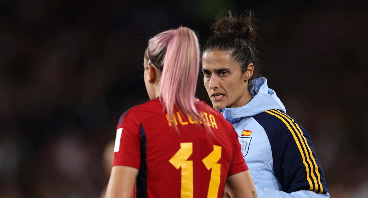 Alexia Putellas y Montse Tomé, durante un partido con España. /Getty