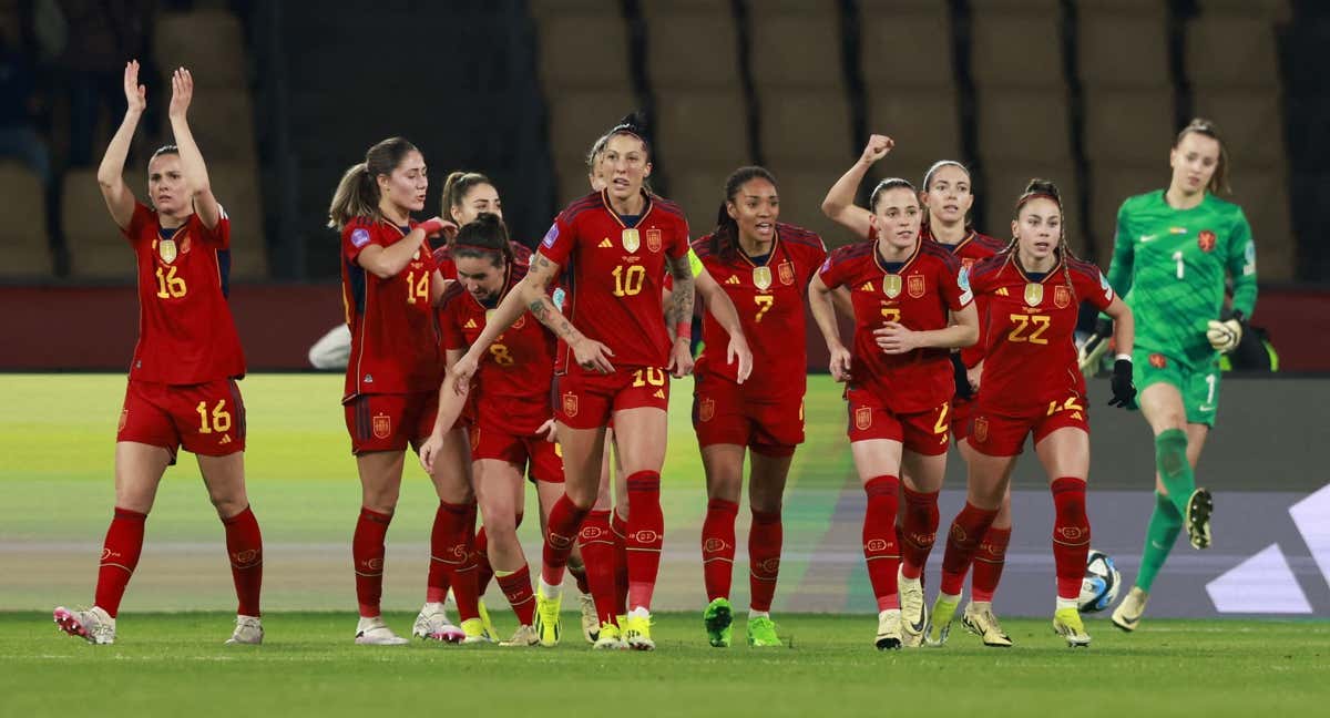 Jugadoras de España celebran un gol. /REUTERS