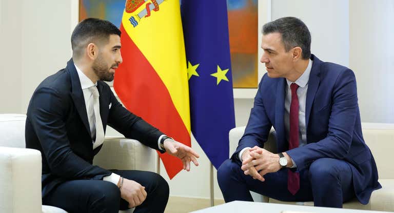 Pedro Sánchez ha recibido a Ilia Topuria en el Palacio de la Moncloa.