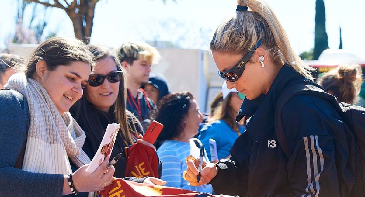 Alexia Putellas, jugadora del FC Barcelona Femenino y de la Selección, firma autógrafos a su llegada a Sevilla para la final de la Women's Nations League en La Cartuja. /RFEF