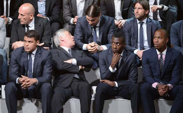 Ancelotti habla con Ibrahimovic en un acto con el PSG.