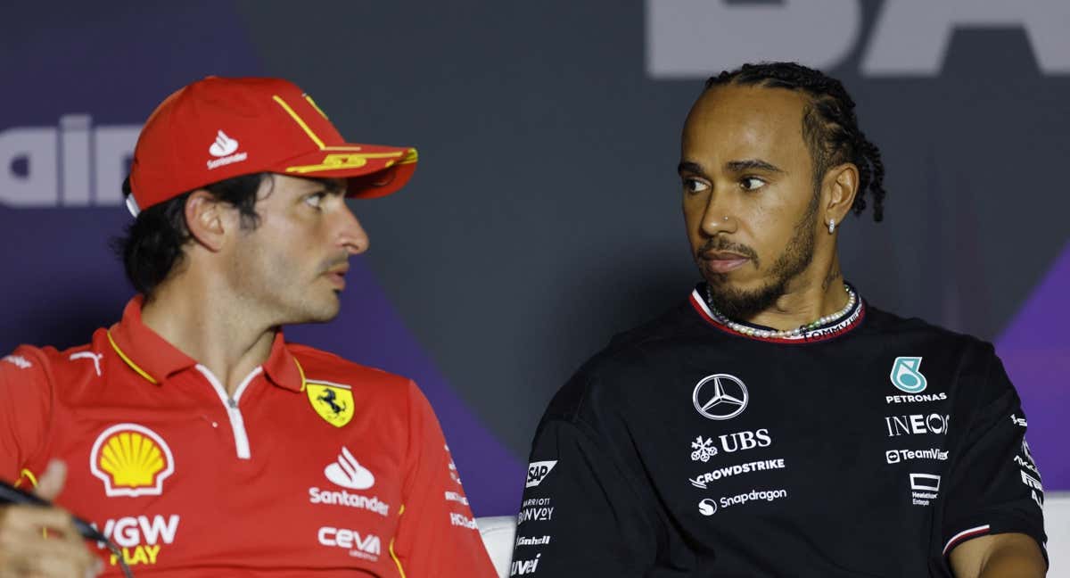 Carlos Sainz y Lewis Hamilton se miran en la rueda de prensa de la FIA en el GP de Baréin 2024 de F1. /Reuters