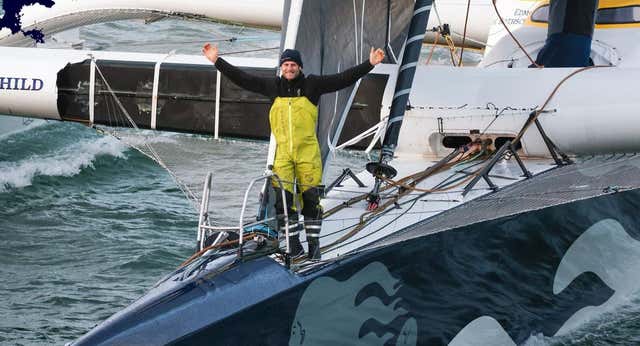 Caudrelier arrasa en la vuelta al mundo de los gigantes del mar