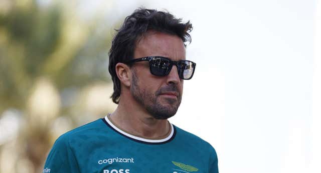 Las miradas y sonrisas furtivas de Fernando Alonso en Baréin al hablar de su futuro: «Primero tengo que decidir si sigo, o no»