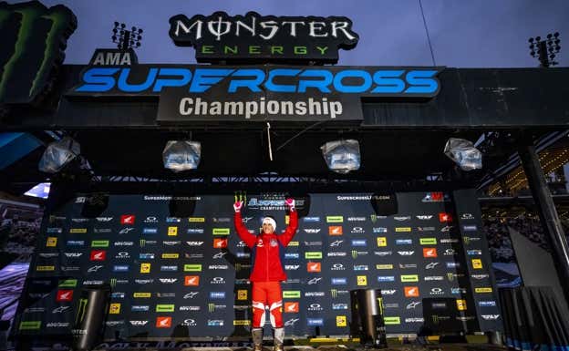 Jorge Prado celebra su victoria en la primera manga del AMA Supercross 2024 en San Francisco.  Red Bull Content Pool