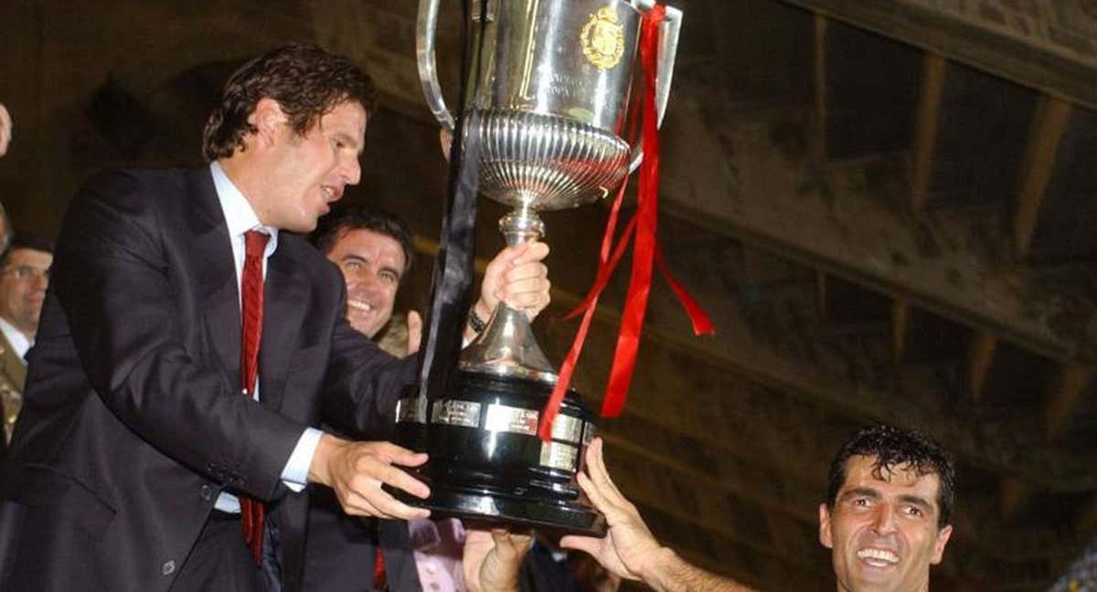 Mateu Alemany, presidente por entonces del Mallorca, comparte la Copa de 2003 con el capitán, Miguel Ángel Nadal. /EFE