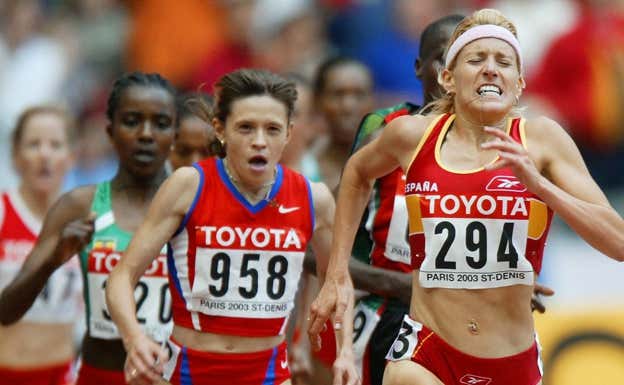 Marta Domínguez, a la derecha, durante el Mundial de atletismo de París, en 2003. AFP