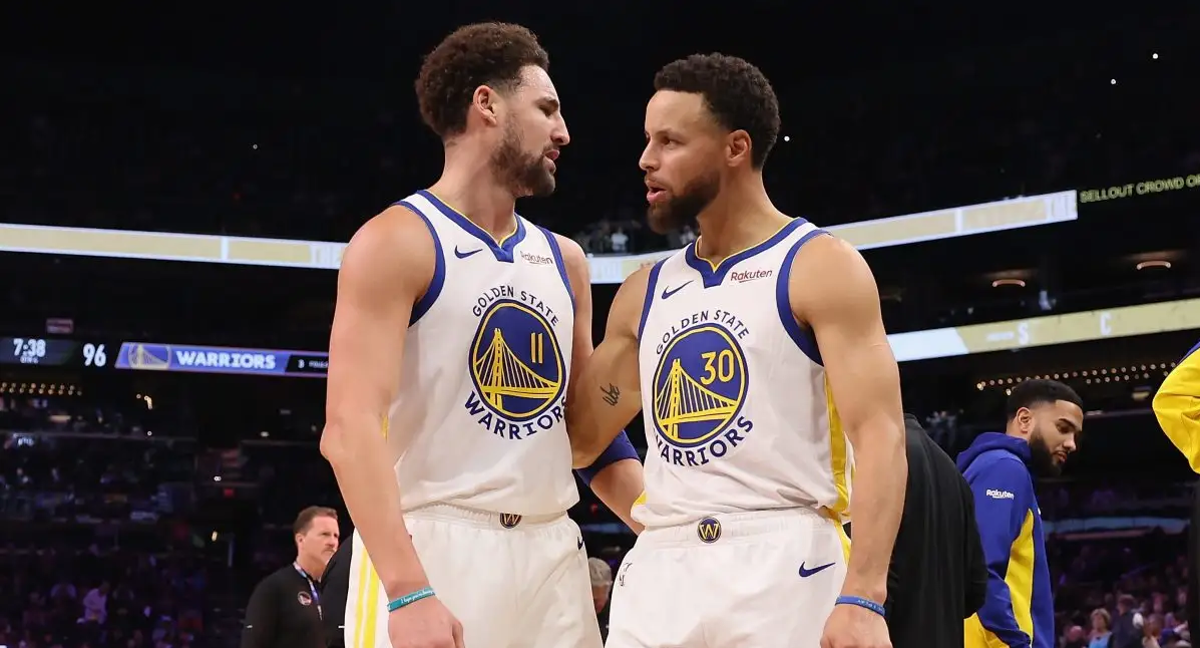 Stephen Curry y Klay Thompson durante un partido de los Golden State Warriors/ GETTY IMAGES