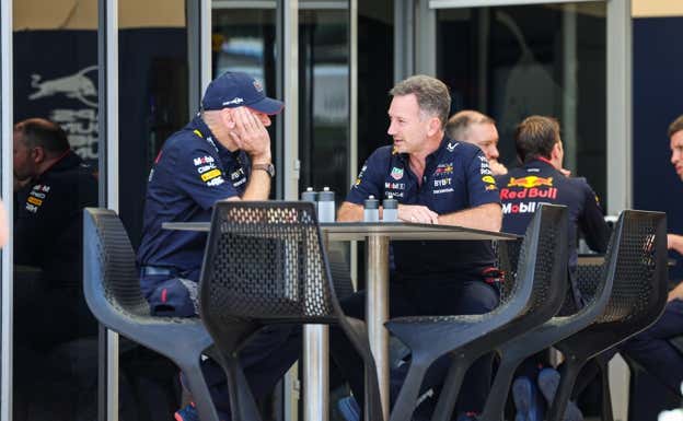 Adrian Newey y Christian Horner, este jueves, en Baréin.  EP