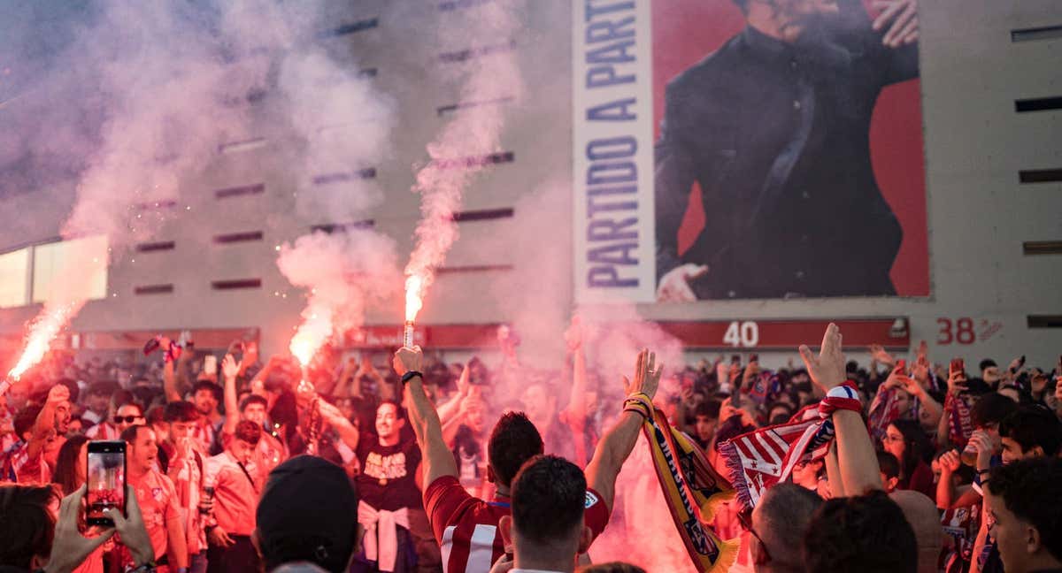 Aficionados del Atlético de Madrid en los aledaños del Cívitas Metropolitano. /GETTY