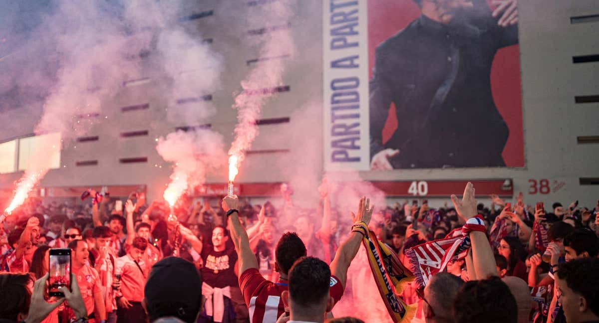 Aficionados del Atlético de Madrid en los aledaños del Cívitas Metropolitano.
