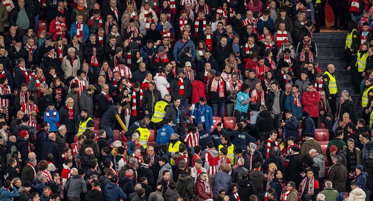 Atención médica en la grada de San Mamés./Athletic Club