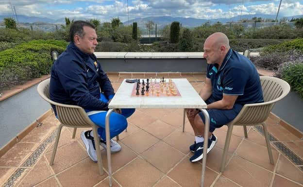 Jesús Velasco y Tino Pérez disputando una partida de ajedrez en la previa de un Barça-Movistar Inter.  XAVI LORENTE