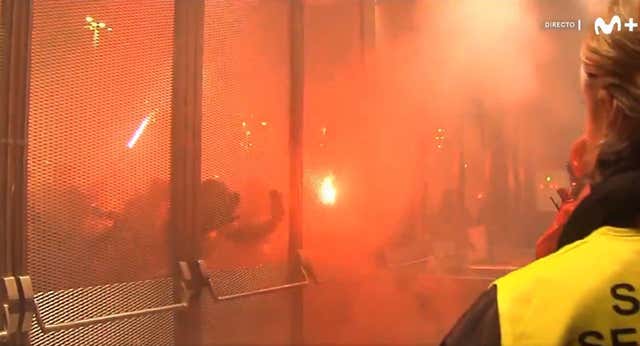 Los radicales manchan la semifinal: lanzamiento de vallas a la Ertzaintza y agresiones en un bar a atléticos