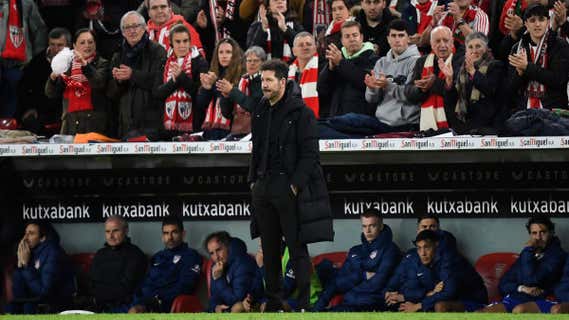 Simeone, en el banquillo de San Mamés. /AFP