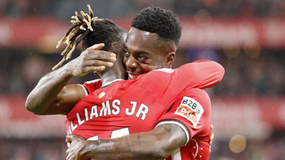 Nico Williams e Iñaki Williams se abrazan después del 2-0 al Atlético. /EFE