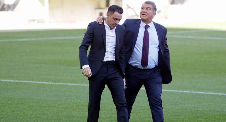Xavi y Laporta el día de la presentación del técnico.