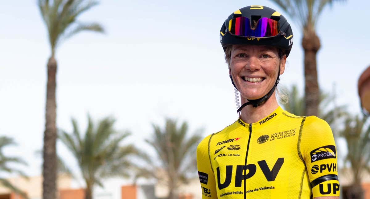 Nicolien Luijsterburg, en la salida de la Clásica de Almería femenina.