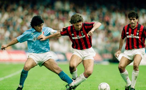 Ancelotti, en un partido con el Milan ante el Nápoles de Maradona.  GETTY