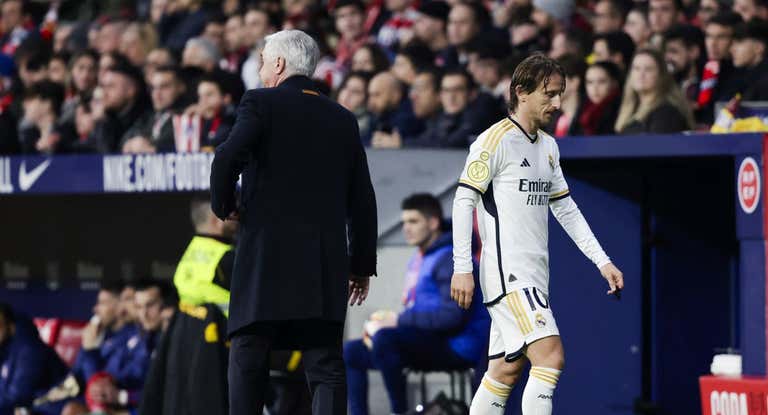 Capello sustituye a Modric.