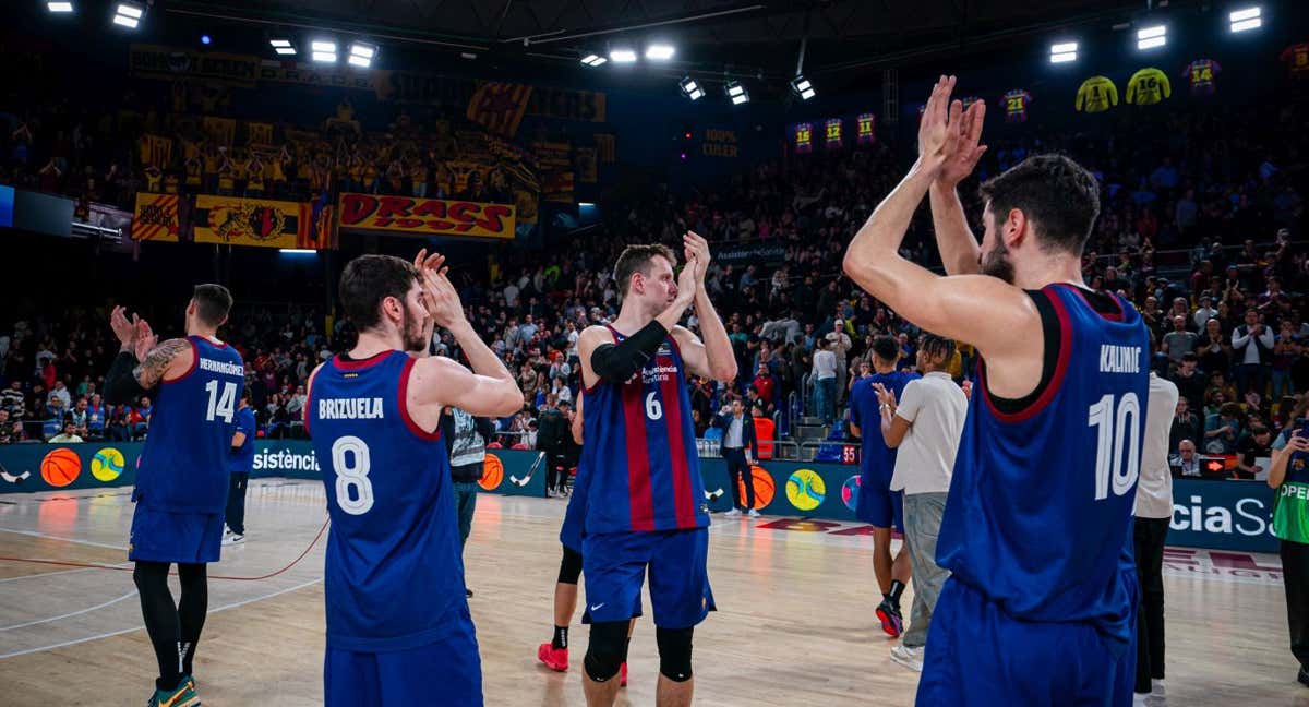 Jugadores del Barça saludan al Palau Blaugrana tras un partido. /ACB PHOTO/S. GORDON