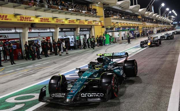 Fernando Alonso, saliendo del pitlane durante la clasificación del GP de Baréin 2024 de F1.  EFE