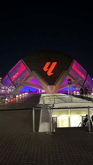 El logo de LaLiga en la Ciudad de las Artes y las Ciencias de Valencia.