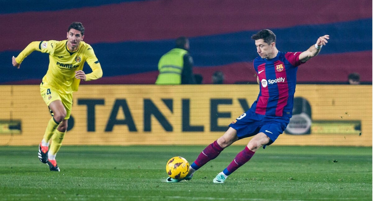 Robert Lewandowski, jugando en Montjuïc.