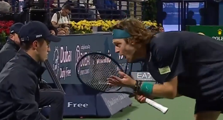 Rublev, en la bronca durante el partido.
