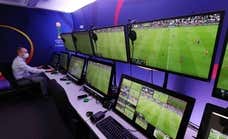 Se va a probar que los árbitros puedan mandar a los jugadores al área: ¿quién decide el nuevo fútbol?