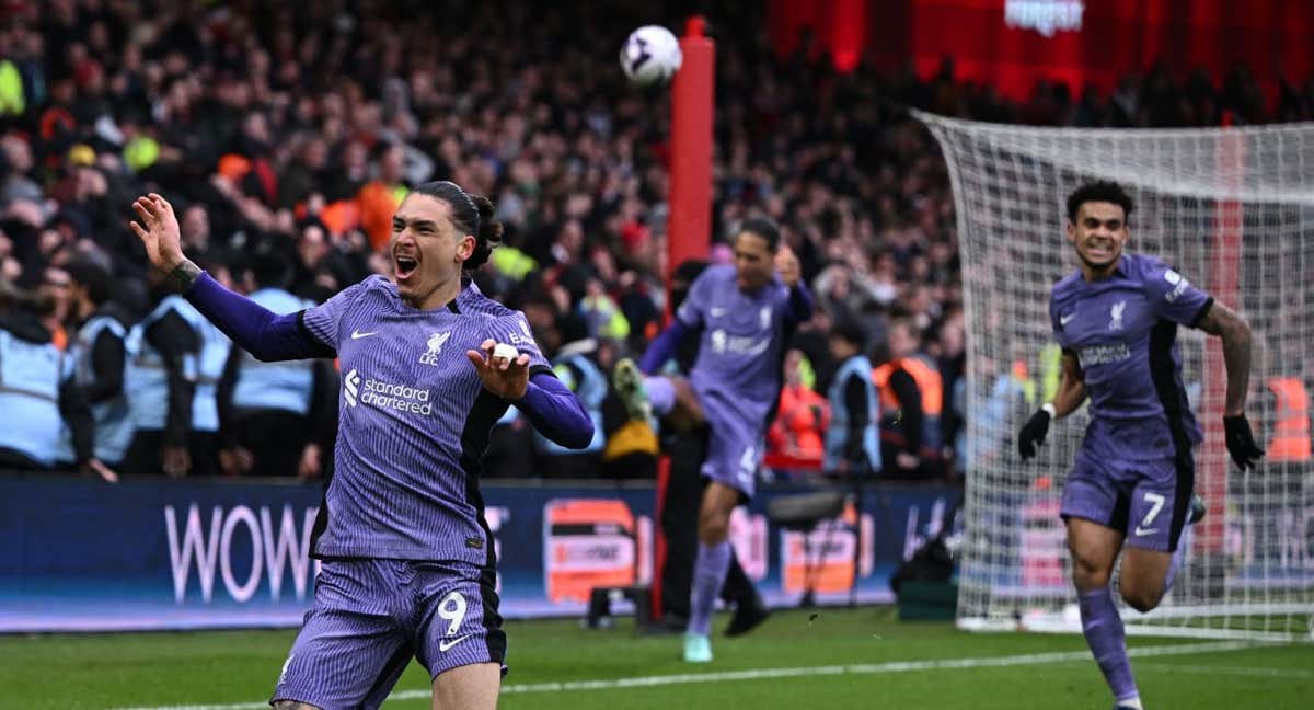Darwin se vuelve loco celebrando su gol.